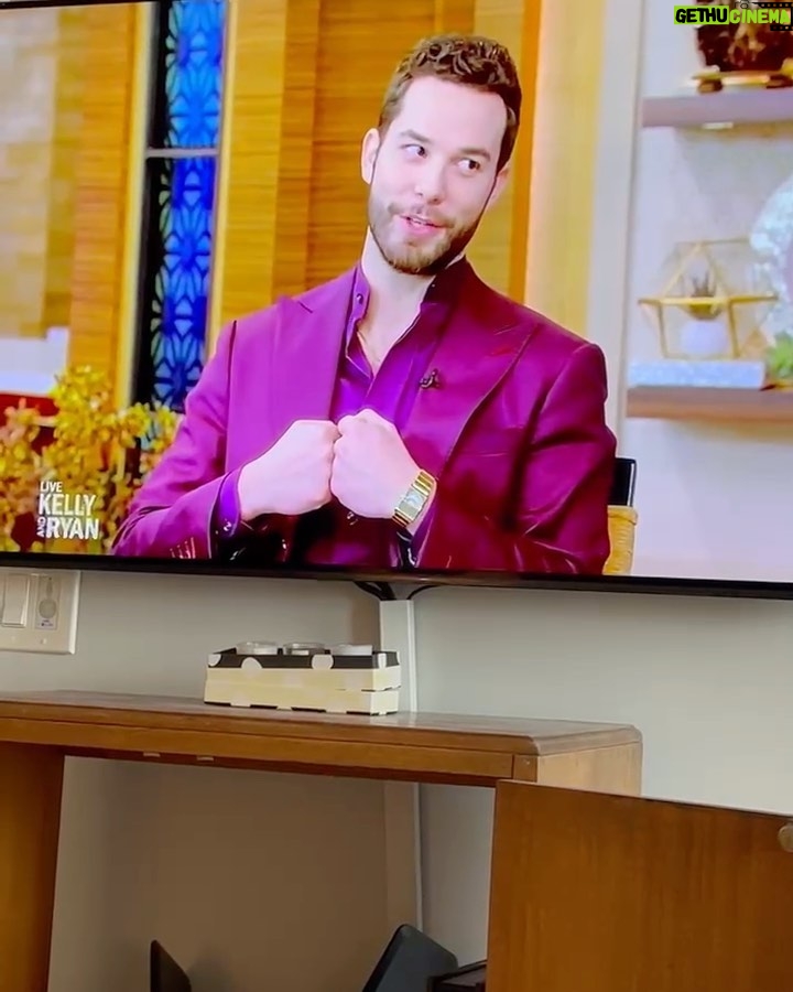 Skylar Astin Instagram - Had a great time sitting down with @kellyripa and @dejavuspeaks on @livekellyandryan today! It’s my mother @queenmerrie ‘s favorite show! So we got to talk all things @sohelpmecbs , my new song ‘Gravity’, and even the legend that is Queen Merrie! Suit: @stylebysarai Grooming: @haileicall Style: @sarahdarceystyle New York City