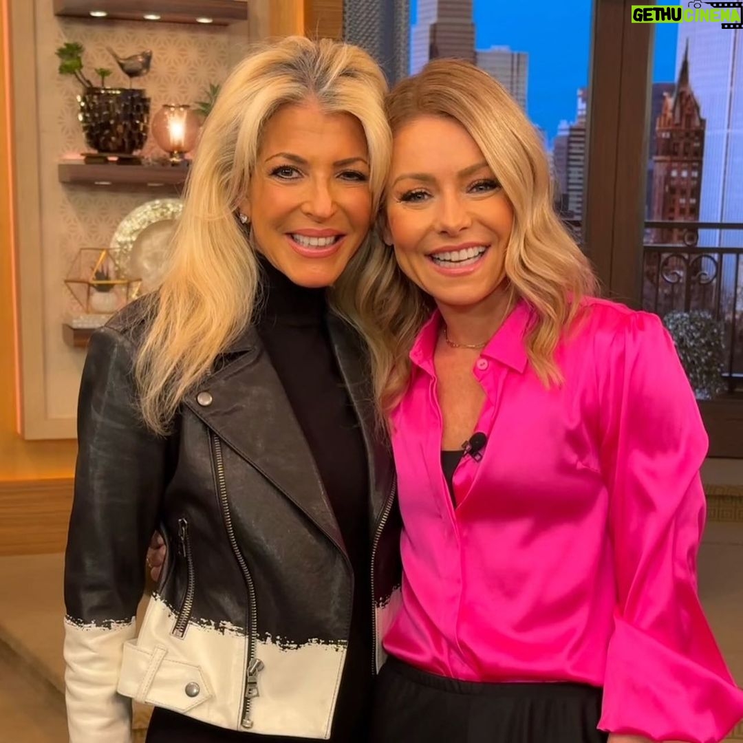 Skylar Astin Instagram - Had a great time sitting down with @kellyripa and @dejavuspeaks on @livekellyandryan today! It’s my mother @queenmerrie ‘s favorite show! So we got to talk all things @sohelpmecbs , my new song ‘Gravity’, and even the legend that is Queen Merrie! Suit: @stylebysarai Grooming: @haileicall Style: @sarahdarceystyle New York City