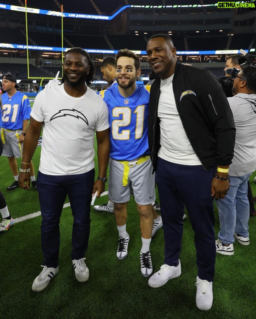 Skylar Astin Instagram - Had a blast at #BattleOfTheGOATS for The @chargers Impact Fund 🏈 Swipe ➡️ for Touchdown 📸 @baaphotographyy SoFi Stadium