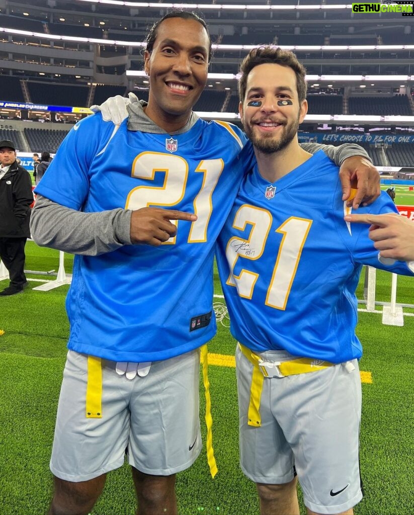 Skylar Astin Instagram - Had a blast at #BattleOfTheGOATS for The @chargers Impact Fund 🏈 Swipe ➡️ for Touchdown 📸 @baaphotographyy SoFi Stadium