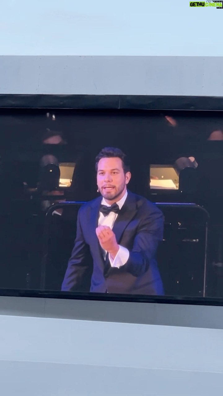 Skylar Astin Instagram - Finishing The Hat at The Hollywood Bowl 7/30/23 🎩