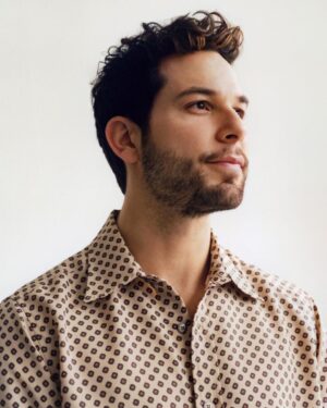 Skylar Astin Instagram - Swipe to see what I’m looking at (it’s you)
📸 @ianlanterman for @leoeditdaily