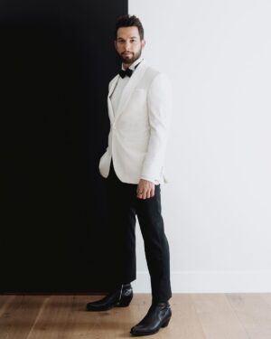 Skylar Astin Instagram - 🤍🖤 Gentler Scarface 🖤🤍

Photographer: @francisgum 
Suit: @jackvictorofficial 
Stylist: @benjaminholtrop 
Stylist Assistant: @emilykejohnson 
Grooming: @biabiabia 
Tailoring: @carlos_thetailor