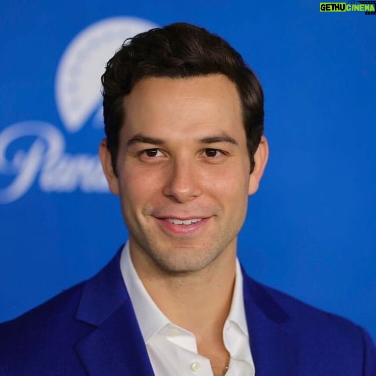 Skylar Astin Instagram - A jaunt to the Blue Carpet in between shows! So excited to bring @sohelpmecbs to your TV this fall on @cbstv !! Suit @reiss Hair @selmanillanyc Mom @mgh_8 CBS studios