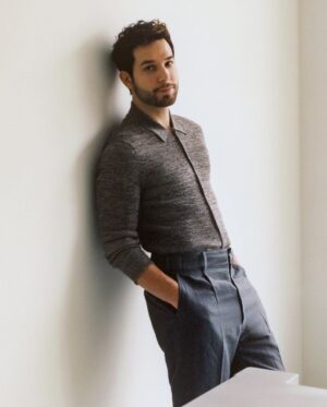 Skylar Astin Instagram - Swipe to see what I’m looking at (it’s you)
📸 @ianlanterman for @leoeditdaily