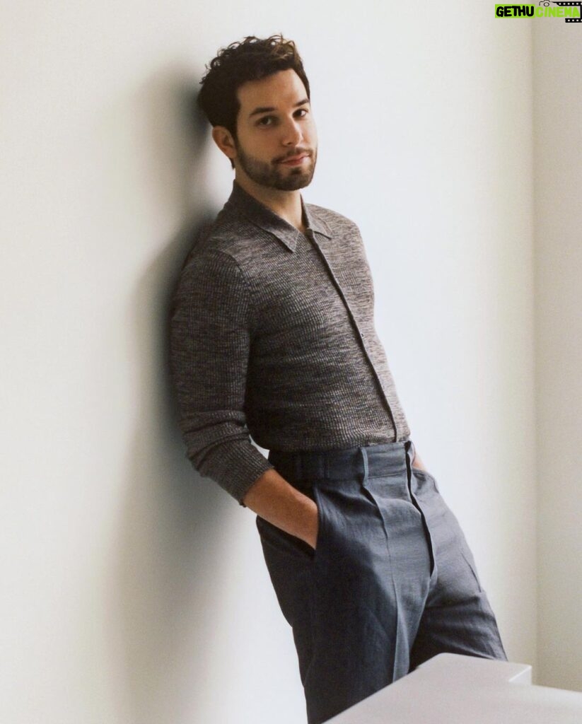 Skylar Astin Instagram - Swipe to see what I’m looking at (it’s you) 📸 @ianlanterman for @leoeditdaily