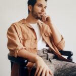 Skylar Astin Instagram – Swipe to see what I’m looking at (it’s you)
📸 @ianlanterman for @leoeditdaily
