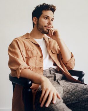 Skylar Astin Instagram - Swipe to see what I’m looking at (it’s you)
📸 @ianlanterman for @leoeditdaily