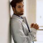 Skylar Astin Instagram – Swipe to see what I’m looking at (it’s you)
📸 @ianlanterman for @leoeditdaily