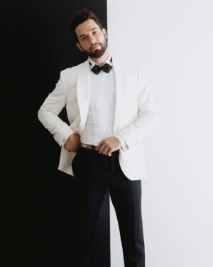 Skylar Astin Instagram - 🤍🖤 Gentler Scarface 🖤🤍

Photographer: @francisgum 
Suit: @jackvictorofficial 
Stylist: @benjaminholtrop 
Stylist Assistant: @emilykejohnson 
Grooming: @biabiabia 
Tailoring: @carlos_thetailor