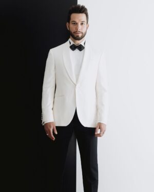 Skylar Astin Instagram - 🤍🖤 Gentler Scarface 🖤🤍

Photographer: @francisgum 
Suit: @jackvictorofficial 
Stylist: @benjaminholtrop 
Stylist Assistant: @emilykejohnson 
Grooming: @biabiabia 
Tailoring: @carlos_thetailor