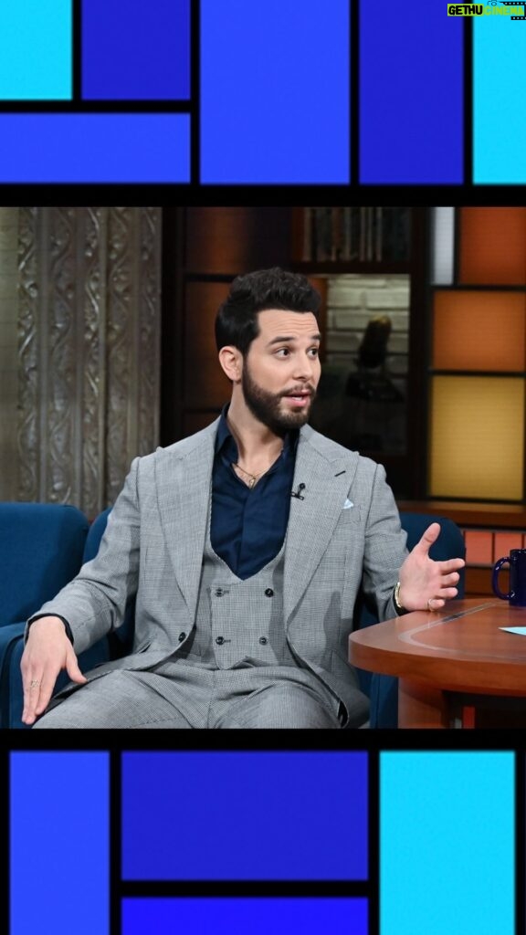 Skylar Astin Instagram - I could totally work with my real mom… except for the travel part 🍈 Catch my whole interview with @stephenathome now streaming on @paramountplus 💥 Style @sarahdarceystyle Grooming @haileicall Suit @stylebysarai Ed Sullivan Theater