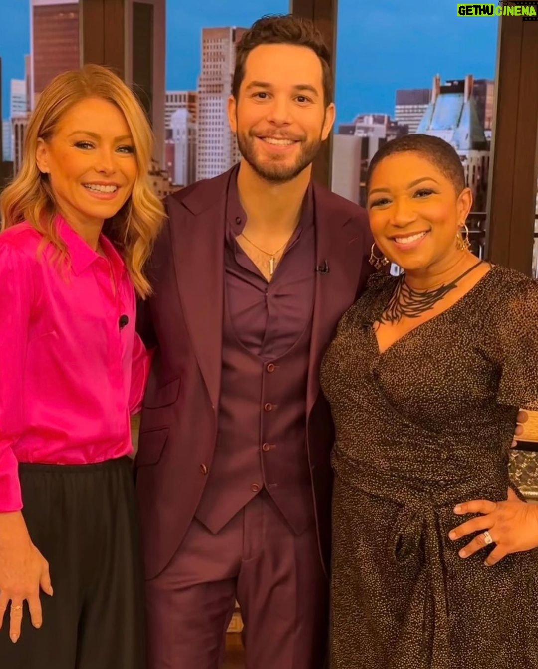 Skylar Astin Instagram - Had a great time sitting down with @kellyripa and @dejavuspeaks on @livekellyandryan today! It’s my mother @queenmerrie ‘s favorite show! So we got to talk all things @sohelpmecbs , my new song ‘Gravity’, and even the legend that is Queen Merrie! Suit: @stylebysarai Grooming: @haileicall Style: @sarahdarceystyle New York City