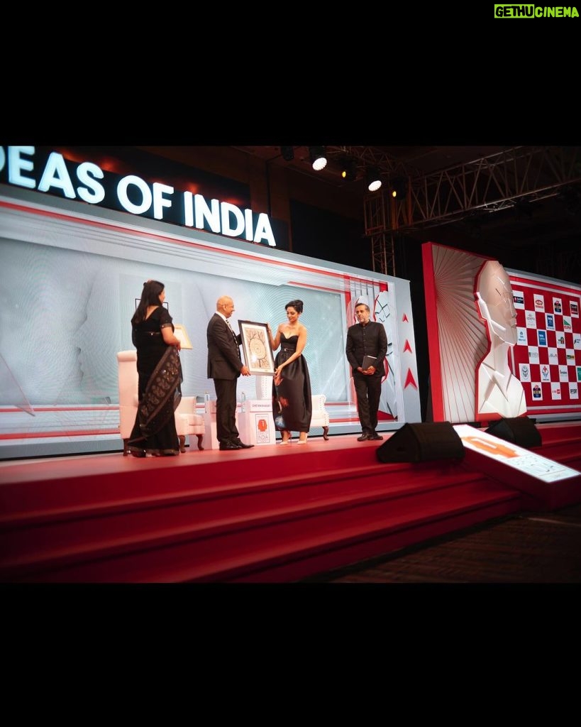 Sobhita Dhulipala Instagram - The most wonderful chat at the ‘Ideas of India’ summit by ABP, moderated by Mr @chetanbhagat Thank you for the recognition and encouragement ♥️