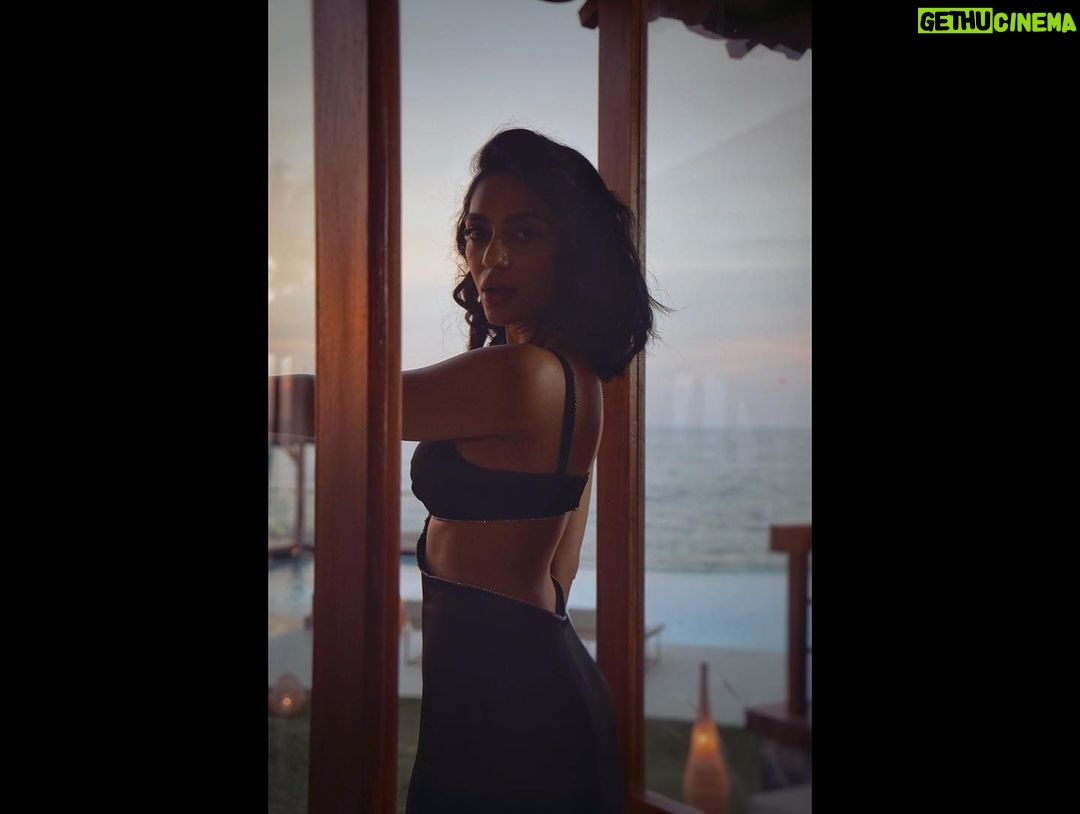 Sobhita Dhulipala Instagram - 1 year of The Night Manager part 1. Good times were had. Yeah. A lifetime of mosquito coils, morning Sun, firefly swamps and sugary drinks packed into one schedule for me. (The leading men were on the strictest diet known to man) We did good @sandeipm @picsofpinks @anilskapoor @adityaroykapur @tillotamashome @saswatachatterjeeofficial @ravibehl @rukhsarrehman