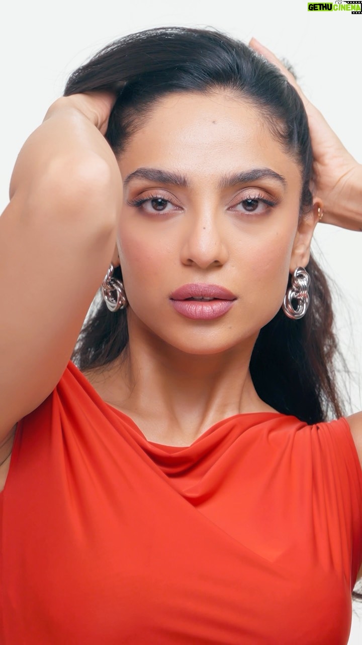 Sobhita Dhulipala Instagram - I dropped by the @tirabeauty HQ to show you some of my @smashboxindia favourites. 👄 What are your absolute must-haves? #TiraBeauty #ForEveryYou