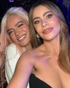 Sofía Vergara Instagram - Que honor ser parte de esta noche tan bella para @karolg 💖. Orgullo de mi tierra!🇨🇴 te quiero Karol😘 #billboardwomanoftheyear
