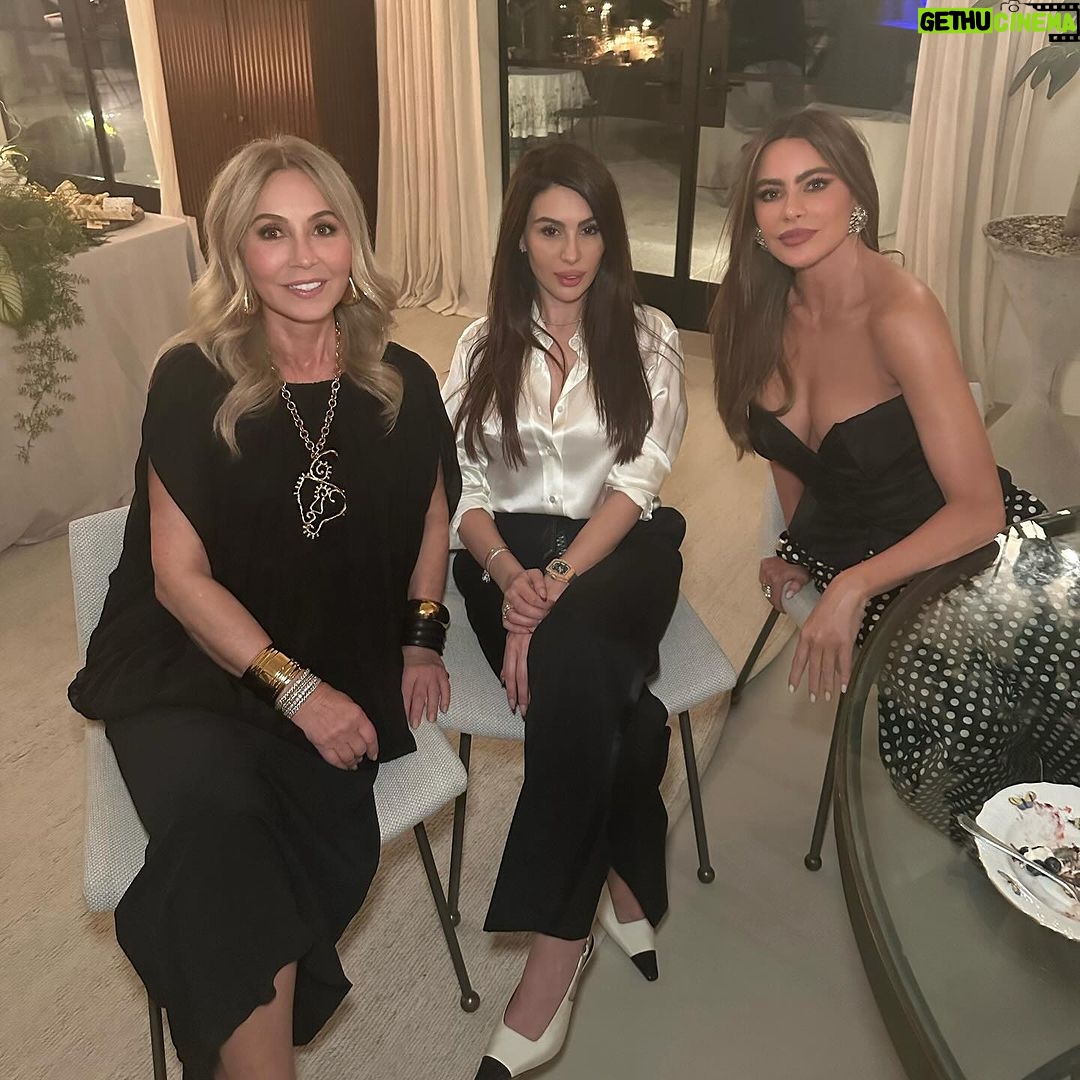 Sofía Vergara Instagram - Thank u @anastasiasoare for this special evening🫶🏽 @catharsisartsfoundation ❤️❤️