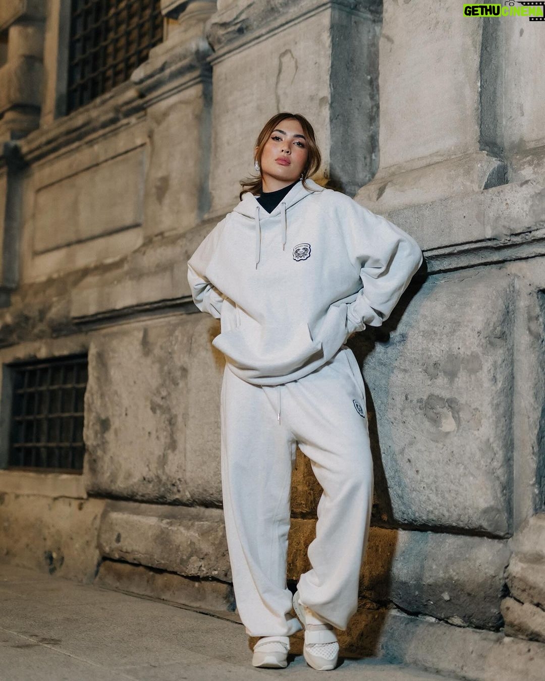 Sofia Andres Instagram - staying cozy and chic. 🐯 Milan, Italy