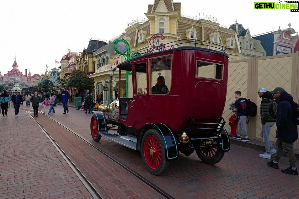 Sofia Andres Instagram - making more memories w u 🌚 Disneyland Paris & Walt-Disney-Studios
