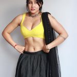 Sofia Ansari Instagram – Batao kaesi laag rahi hu main ?

@_sanaaaaasa