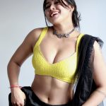 Sofia Ansari Instagram – Batao kaesi laag rahi hu main ?

@_sanaaaaasa