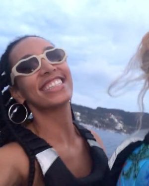 Solange Instagram - @cancersznisforever !!! 🎂
S/o all the black women who lift me up and bring me joy every day ! 

🛐All I want for my birthday is to give gratitude that God chose me to be black and woman, and to bump Yes Sirrr like 4, 5 times in a hot tub w my frennnns…🥂

I love yallllllll