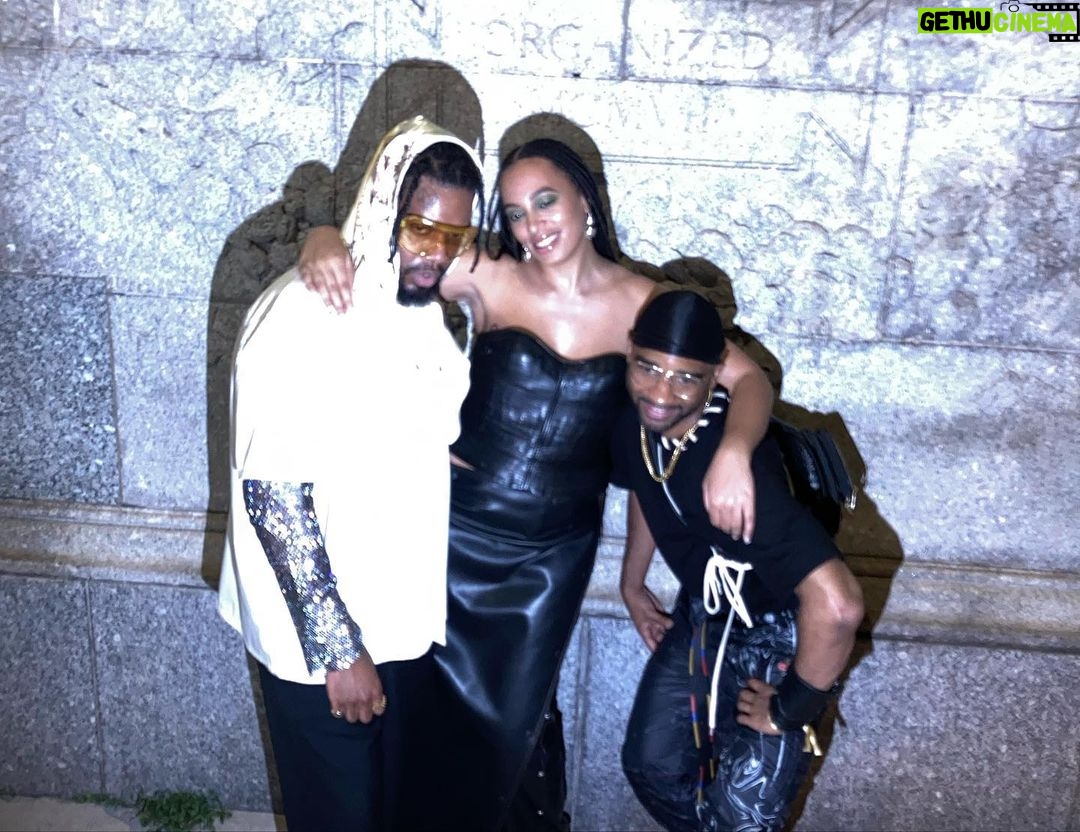 Solange Instagram - 🌙Texas Nights Big love to officially partner and launch @CrownRoyal Golden Apple Aged 23 Years with @SaintHeron and bring “Like The Moon, Like The Sun” to a city that means so much to me 💚 Galveston, Texas