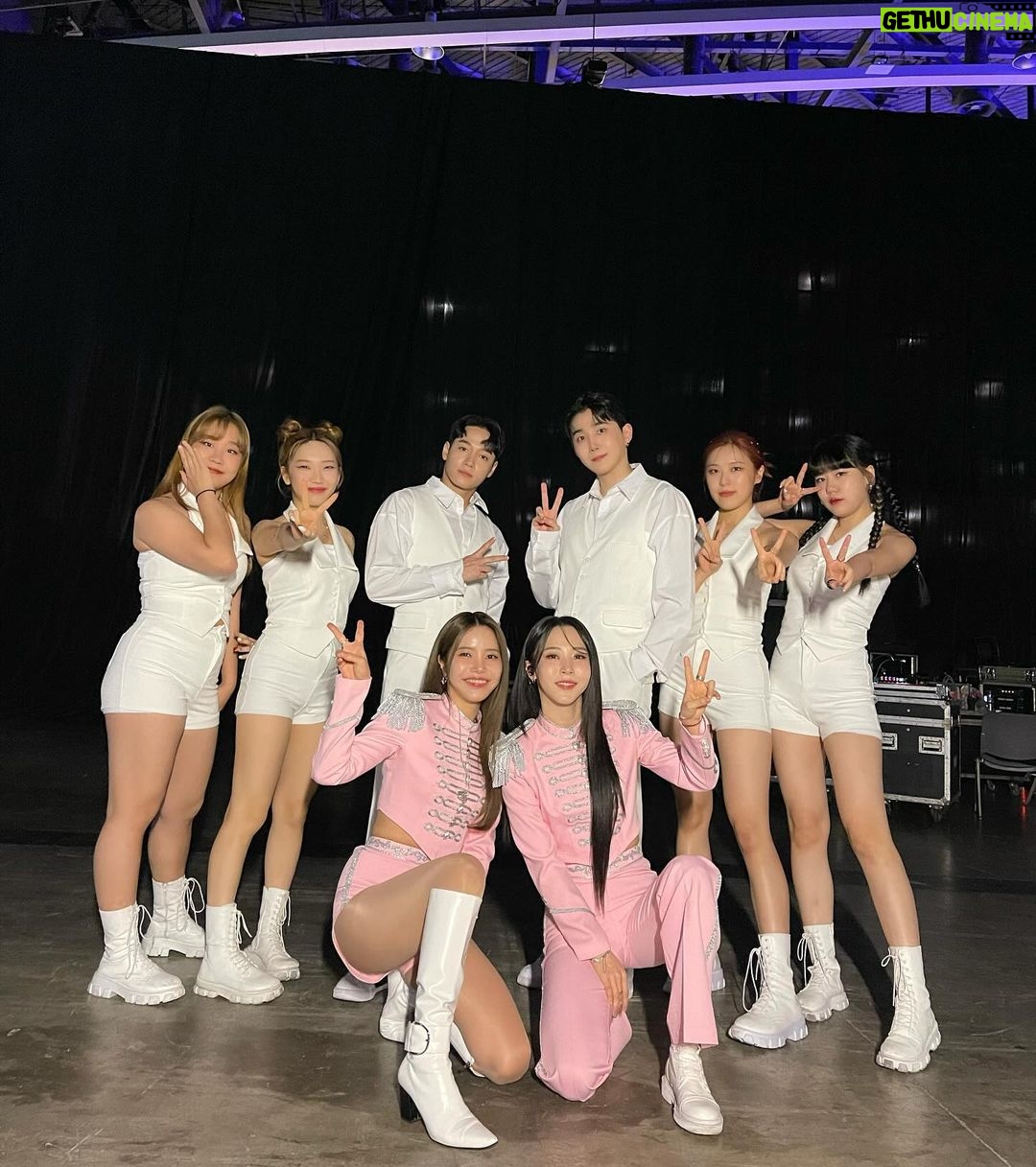 Solar Instagram - 마마무플러스 팬콘서트 Two Rabbits Code가 이제 막을 내리네요. 별이랑 둘이 무무들에게 어떻게 하면 좀 더 다가갈 수 있을까 고민하며,팬콘서트를 준비했는데 이렇게 많은 무무들이 함께해줘서 너무나 행복했습니다. 마지막은 항상 슬픈데(지금도 조금 슬픔ㅠ) 마지막 아닌 거 알죠?☺️ 무무들이 기다려주시는만큼 더 멋지게! 돌아올게요❤️ 그리고, 함께한 모든 스텝분들께도 너무나!!!고생하셨고 감사합니다! 우리 무무들이 역시 최고다👍🏼