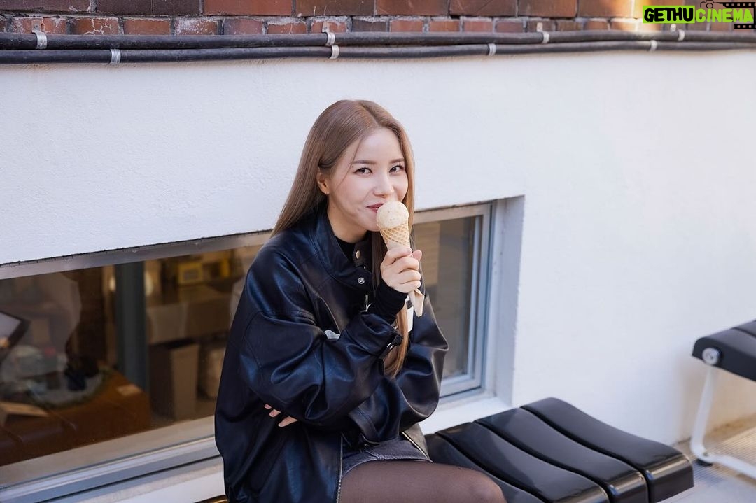 Solar Instagram - 안녕하세요ᄒᄒ 이번에 제가 2023 서울시 뷰티로드 홍보대사가 되었어요! 그래서 제 취향을 가득 담아 아름다운 서울 곳곳을 다녀왔는데요 . 숨은 명소들과 그냥 명소들인데 저만 몰랐던 명소들까지~ 과연 제가 어딜 다녀왔을까요? 서울시 유튜브 공식 채널 @VisitSeoulTV와 솔라시도 유튜브 채널에서 확인할 수 있어요:) 저랑 같이 가보실래요? ᄒᄒ 영상 이벤트도 진행한다는데 랜선뷰티여행 같이 가봐요 헤헤 #뷰티로드 #2023서울뷰티로드 #서울여행 #광고