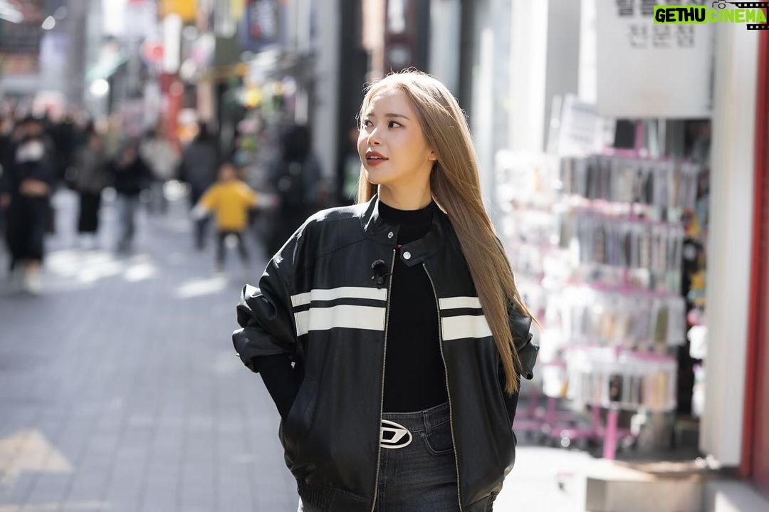 Solar Instagram - 안녕하세요ᄒᄒ 이번에 제가 2023 서울시 뷰티로드 홍보대사가 되었어요! 그래서 제 취향을 가득 담아 아름다운 서울 곳곳을 다녀왔는데요 . 숨은 명소들과 그냥 명소들인데 저만 몰랐던 명소들까지~ 과연 제가 어딜 다녀왔을까요? 서울시 유튜브 공식 채널 @VisitSeoulTV와 솔라시도 유튜브 채널에서 확인할 수 있어요:) 저랑 같이 가보실래요? ᄒᄒ 영상 이벤트도 진행한다는데 랜선뷰티여행 같이 가봐요 헤헤 #뷰티로드 #2023서울뷰티로드 #서울여행 #광고