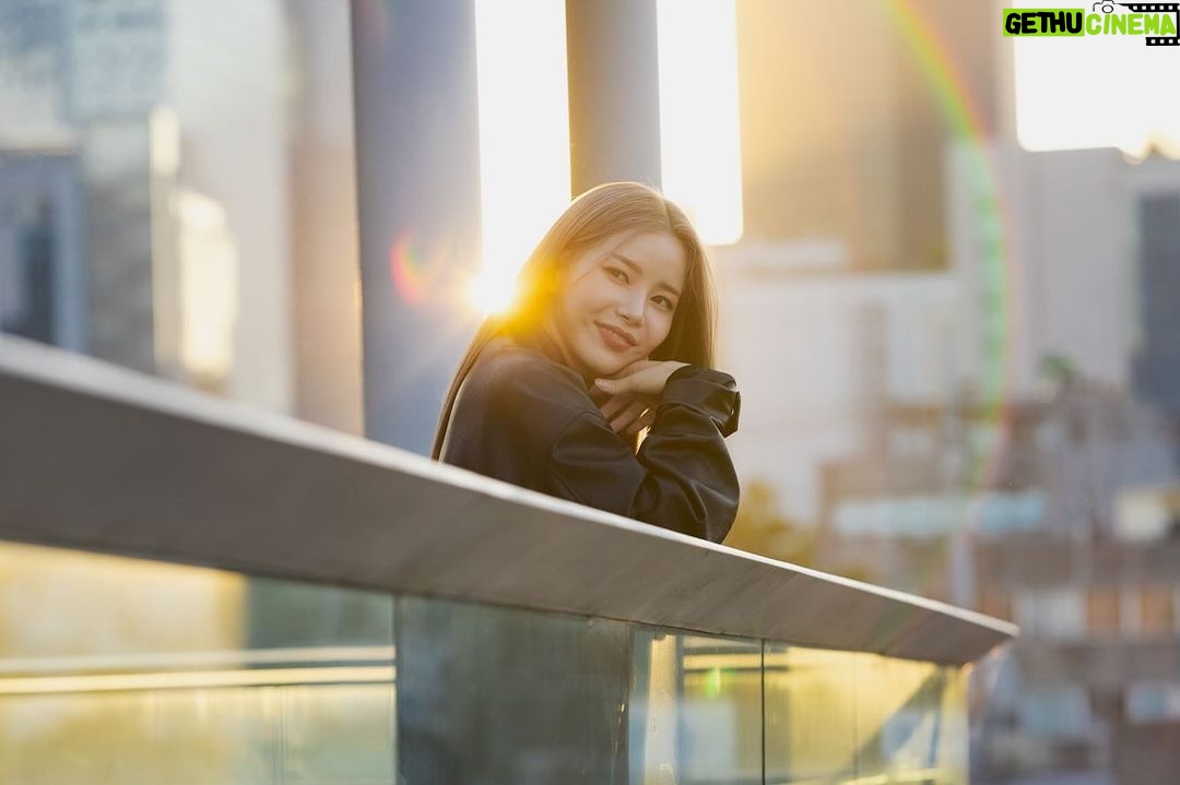 Solar Instagram - 안녕하세요ᄒᄒ 이번에 제가 2023 서울시 뷰티로드 홍보대사가 되었어요! 그래서 제 취향을 가득 담아 아름다운 서울 곳곳을 다녀왔는데요 . 숨은 명소들과 그냥 명소들인데 저만 몰랐던 명소들까지~ 과연 제가 어딜 다녀왔을까요? 서울시 유튜브 공식 채널 @VisitSeoulTV와 솔라시도 유튜브 채널에서 확인할 수 있어요:) 저랑 같이 가보실래요? ᄒᄒ 영상 이벤트도 진행한다는데 랜선뷰티여행 같이 가봐요 헤헤 #뷰티로드 #2023서울뷰티로드 #서울여행 #광고