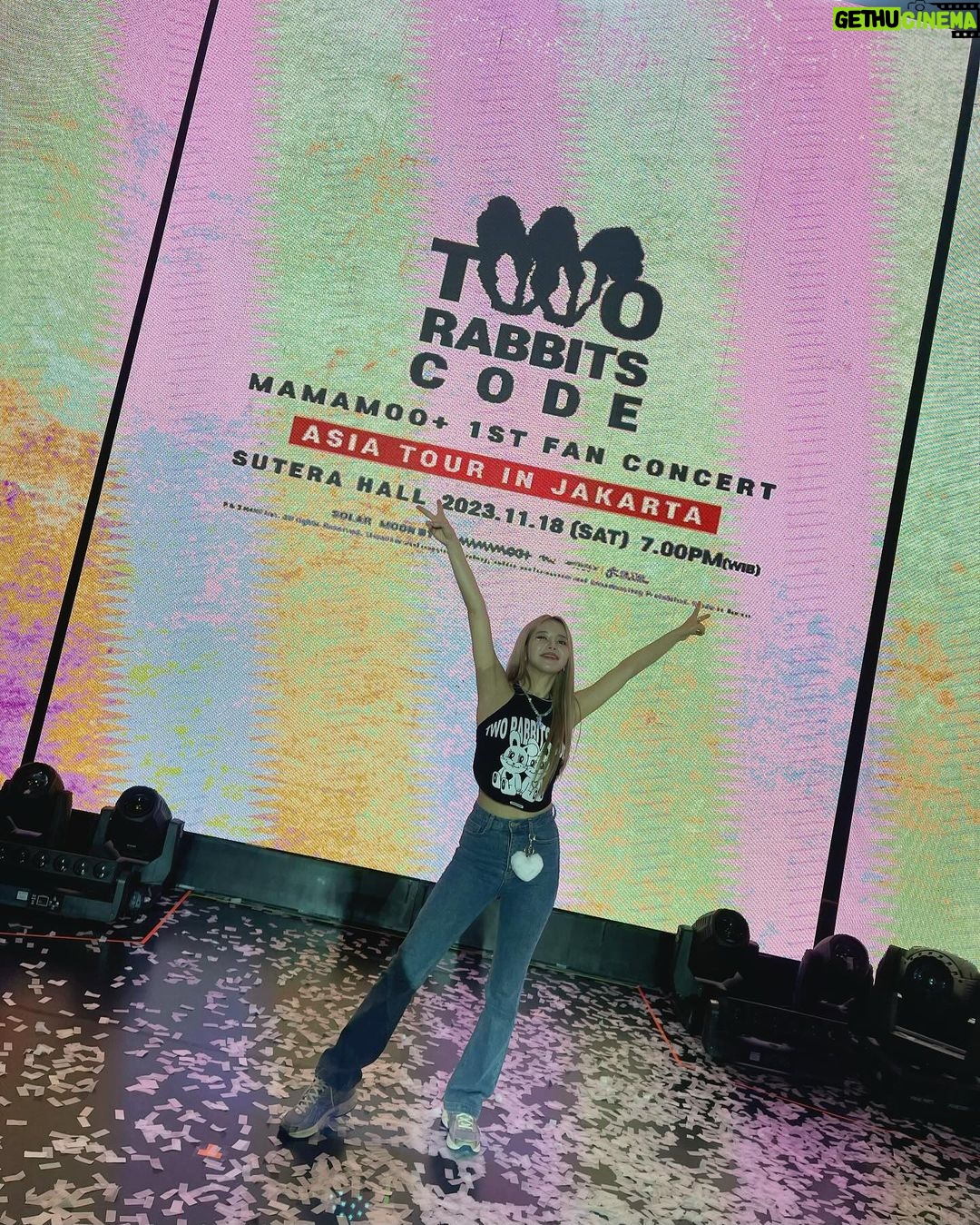 Solar Instagram - MAMAMOO+ in INDONESIA🇮🇩 꽃가루가 뭔가 잘못된 거 같은데 ㅋㅋㅋ