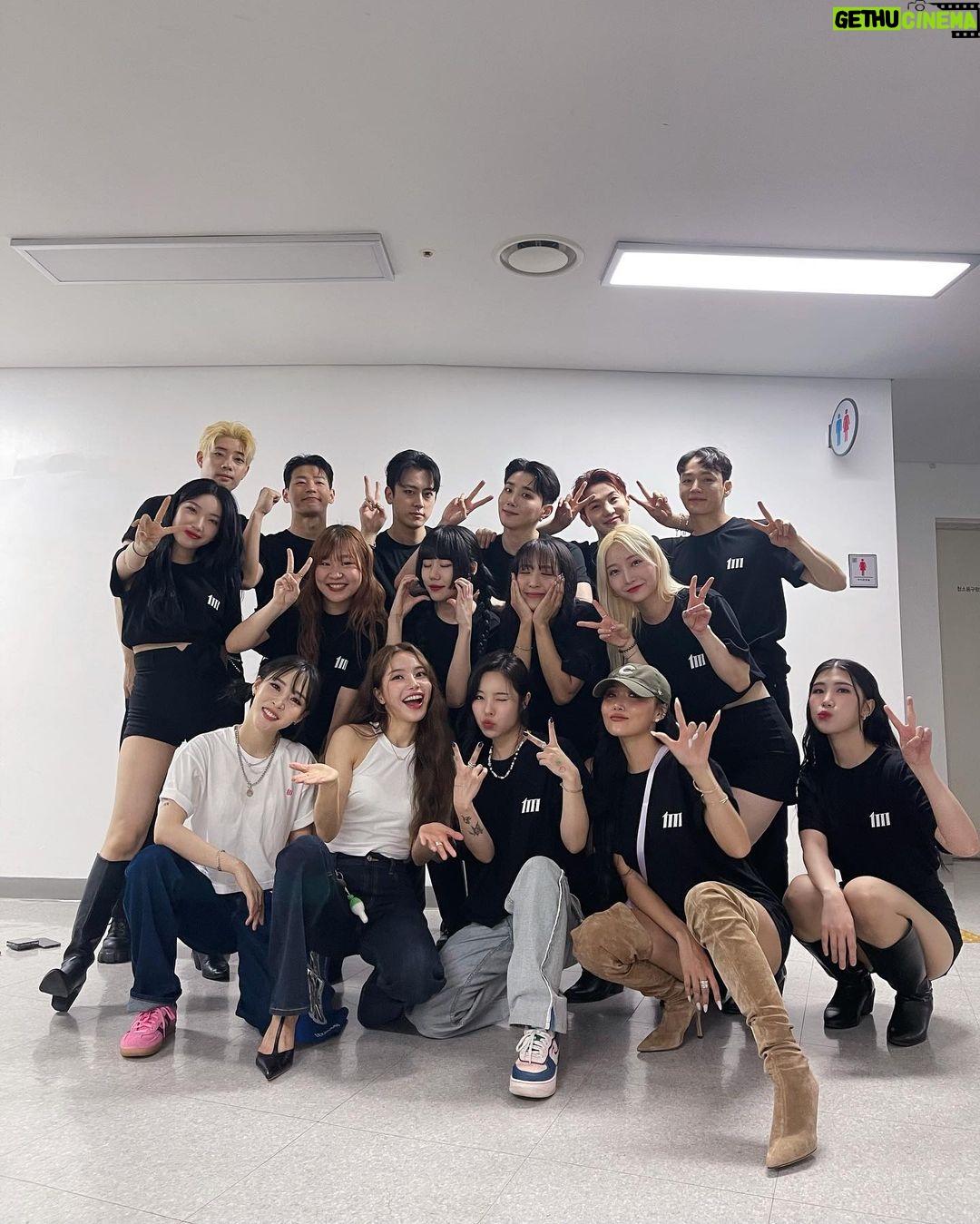 Solar Instagram - 마마무 “Mycon" 월드투어 7개월간의 대장정👏🏻👏🏻멤버들도 스텝분들 모두 고생많으셨습니다😭 또 끝까지 함께해준 무무들도 너무나 감사해요🤞🏻 다음을 기약하며❤️