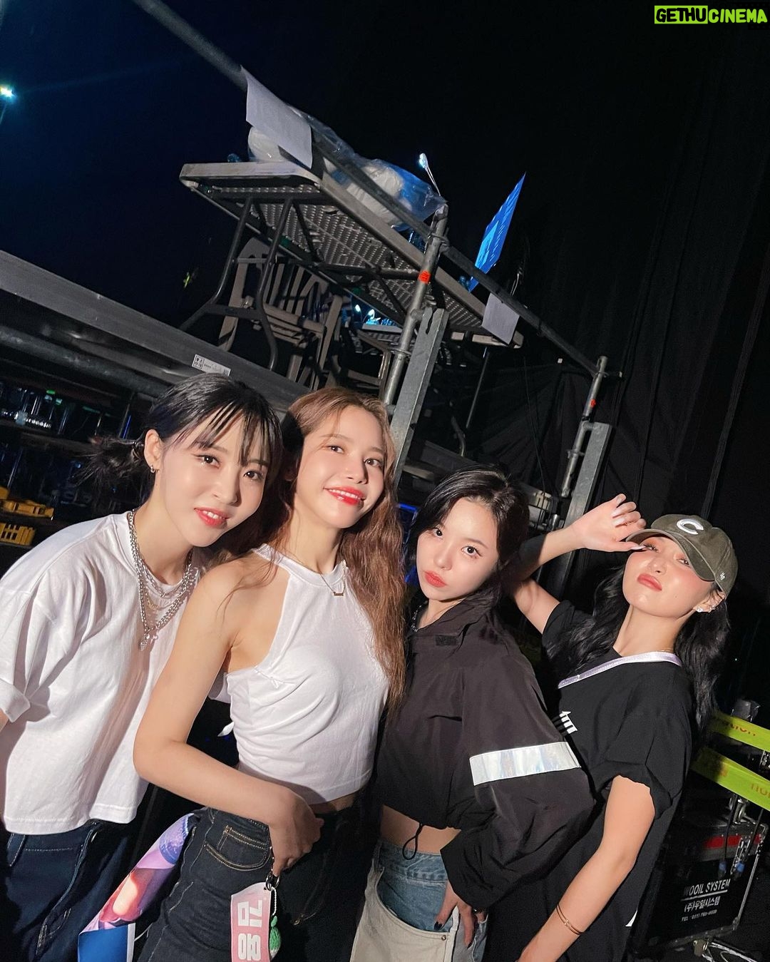 Solar Instagram - 마마무 “Mycon" 월드투어 7개월간의 대장정👏🏻👏🏻멤버들도 스텝분들 모두 고생많으셨습니다😭 또 끝까지 함께해준 무무들도 너무나 감사해요🤞🏻 다음을 기약하며❤️