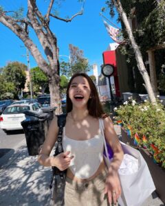 Solar Instagram - LA까지❤️ 마마무 첫 미주투어에서 무무들의 큰 사랑과 에너지 많이 받았어요. 너무 감사하고 소중한 시간들 잊지 않을게요🫶🏼 갈 때 되니까 너무 아쉽네😫