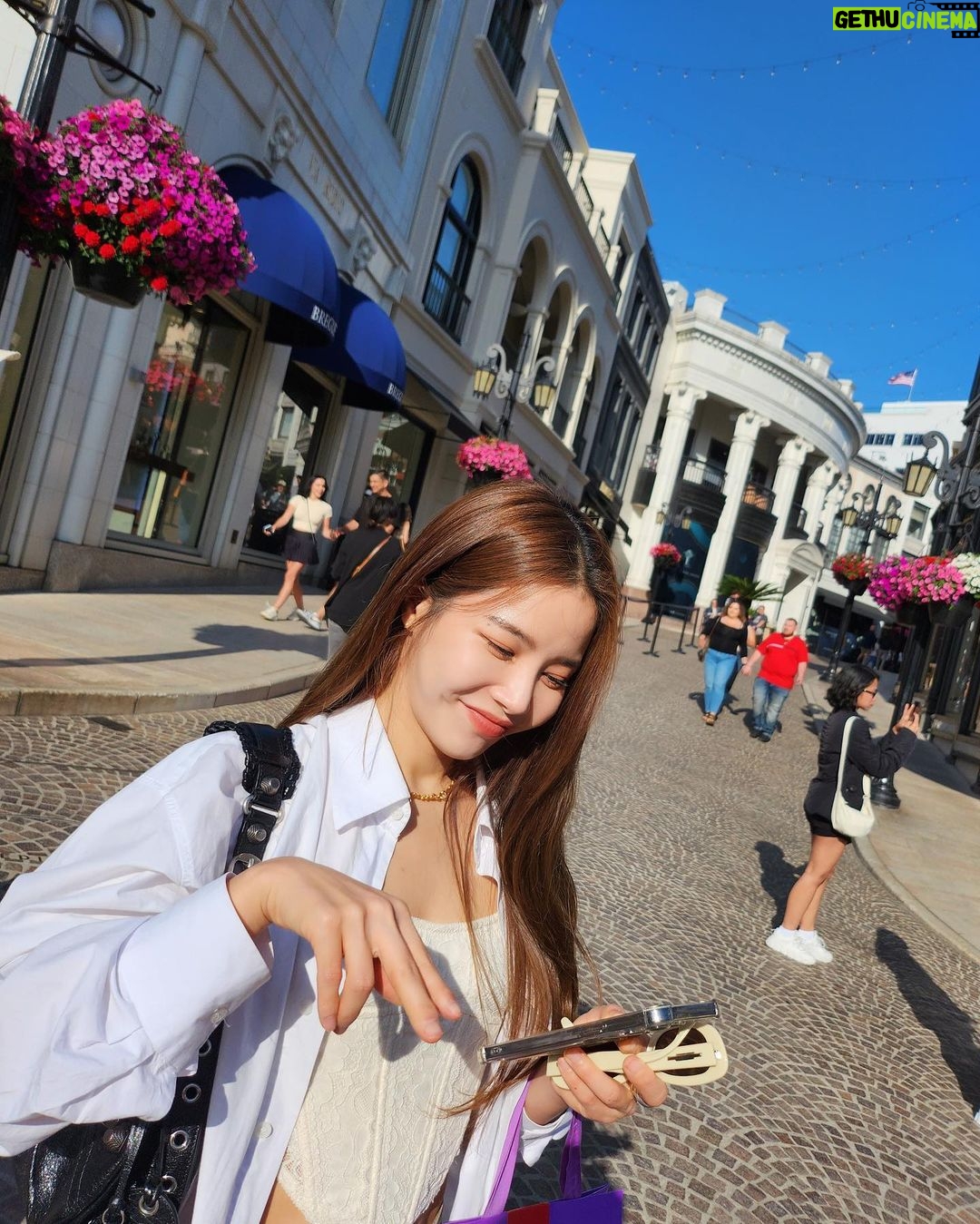 Solar Instagram - LA까지❤️ 마마무 첫 미주투어에서 무무들의 큰 사랑과 에너지 많이 받았어요. 너무 감사하고 소중한 시간들 잊지 않을게요🫶🏼 갈 때 되니까 너무 아쉽네😫