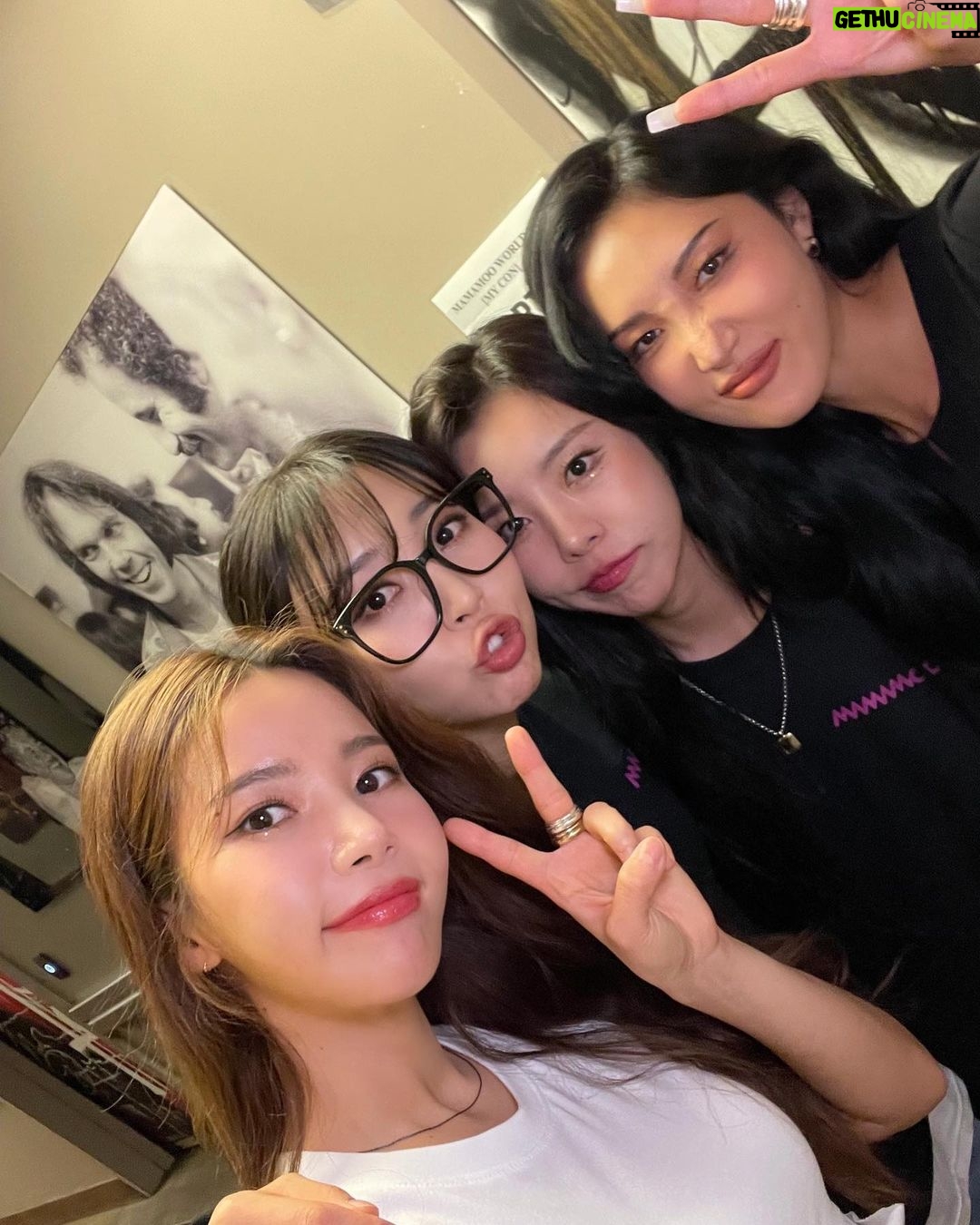 Solar Instagram - LA까지❤️ 마마무 첫 미주투어에서 무무들의 큰 사랑과 에너지 많이 받았어요. 너무 감사하고 소중한 시간들 잊지 않을게요🫶🏼 갈 때 되니까 너무 아쉽네😫