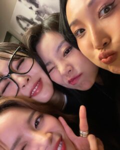 Solar Instagram - LA까지❤️ 마마무 첫 미주투어에서 무무들의 큰 사랑과 에너지 많이 받았어요. 너무 감사하고 소중한 시간들 잊지 않을게요🫶🏼 갈 때 되니까 너무 아쉽네😫