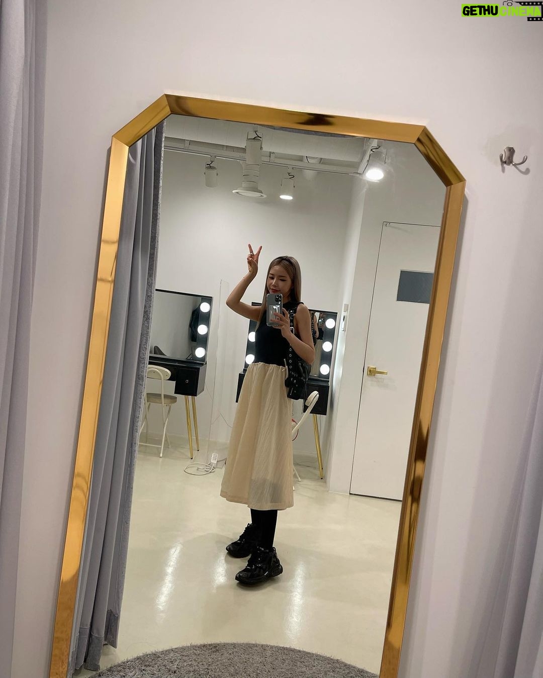 Solar Instagram - 용키 계탔어요,,, 용키 개스트쇼에서 강형욱선생님 만났어요,,, 용키 신났어요,,,
