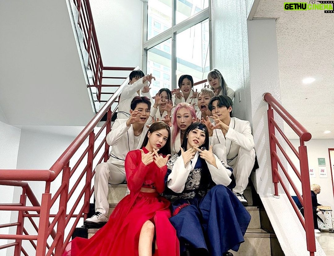 Solar Instagram - mamamoo+ 첫번째 싱글앨범활동 1주 참 짧았지만 즐거웠어요😭 함께해준 모든 분들과 무무들까지 사랑합니다❤️