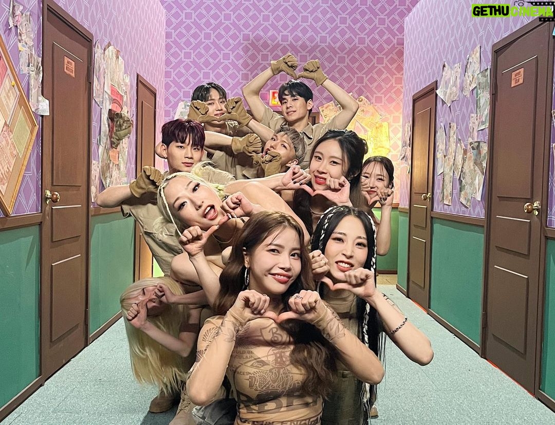 Solar Instagram - mamamoo+ 첫번째 싱글앨범활동 1주 참 짧았지만 즐거웠어요😭 함께해준 모든 분들과 무무들까지 사랑합니다❤️