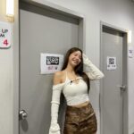 Solar Instagram - 최신유행 셀카찍고, 빌드업 첫방 보고, 헤헤❤️