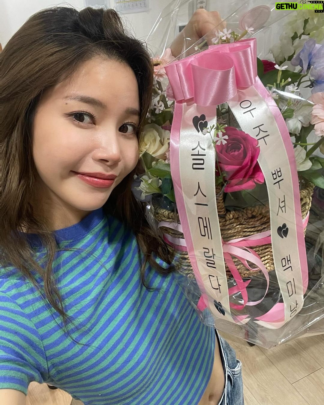 Solar Instagram - “노트르담드파리” 오늘 첫공했어요! 많은 분들이 응원해주셔서 정말 감사합니다ㅠㅠ 함께해주신 모든 분들이 너무 따수웠어요 많이 부족하지만 열심히 하겠습니다✊🏼✊🏼얏호