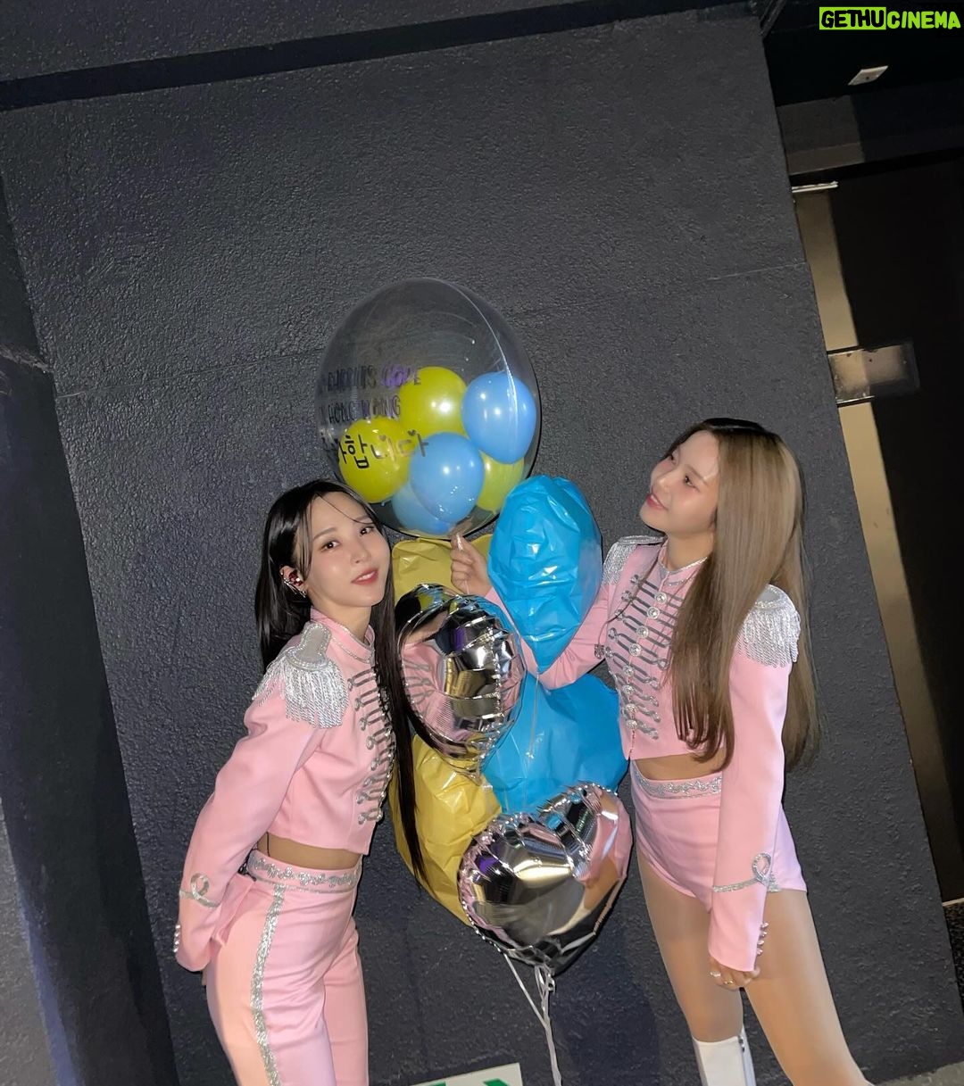 Solar Instagram - 마마무플러스 팬콘서트 Two Rabbits Code가 이제 막을 내리네요. 별이랑 둘이 무무들에게 어떻게 하면 좀 더 다가갈 수 있을까 고민하며,팬콘서트를 준비했는데 이렇게 많은 무무들이 함께해줘서 너무나 행복했습니다. 마지막은 항상 슬픈데(지금도 조금 슬픔ㅠ) 마지막 아닌 거 알죠?☺️ 무무들이 기다려주시는만큼 더 멋지게! 돌아올게요❤️ 그리고, 함께한 모든 스텝분들께도 너무나!!!고생하셨고 감사합니다! 우리 무무들이 역시 최고다👍🏼