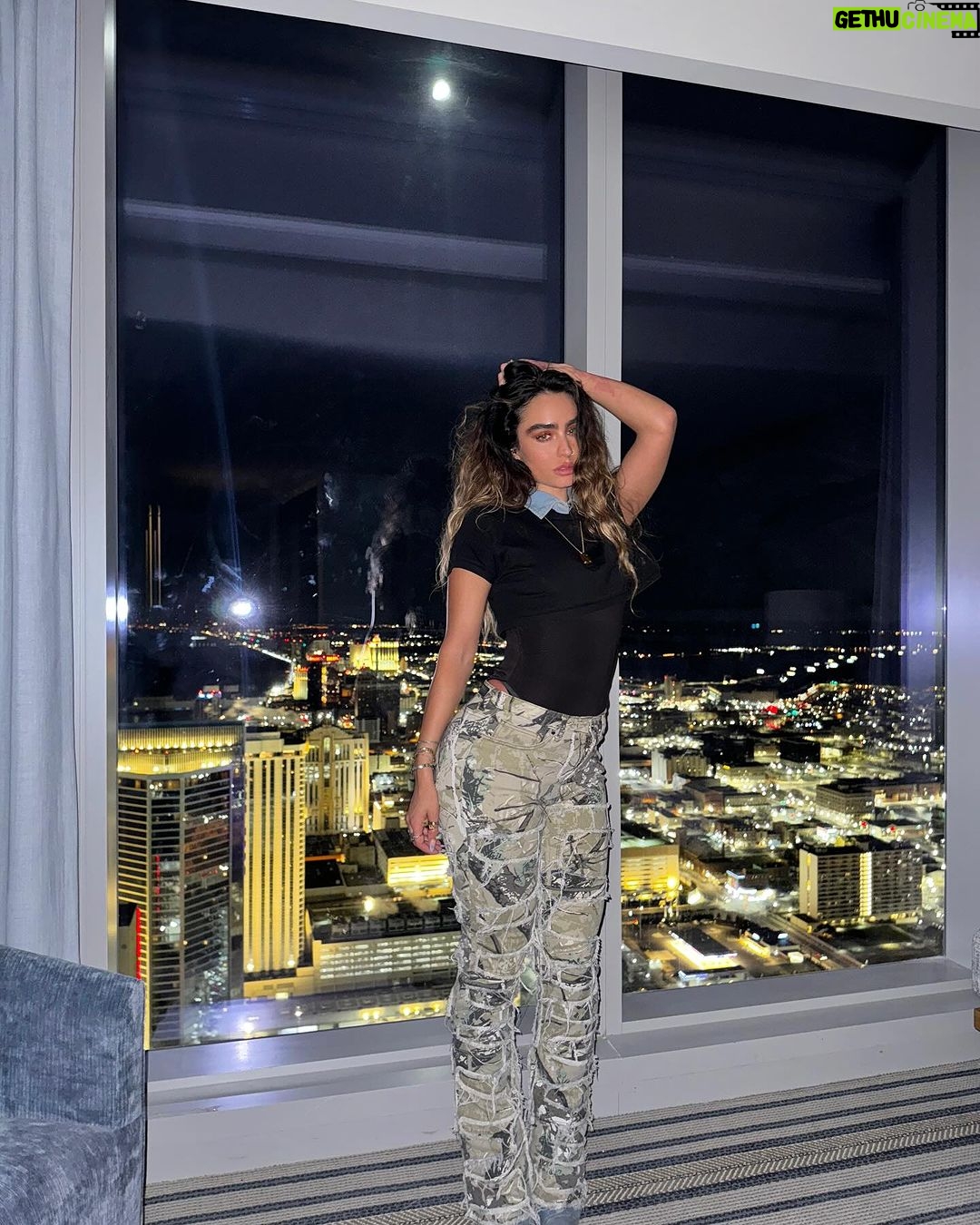 Sommer Ray Instagram - hotel room photoshoot Altantic City, New Jersey