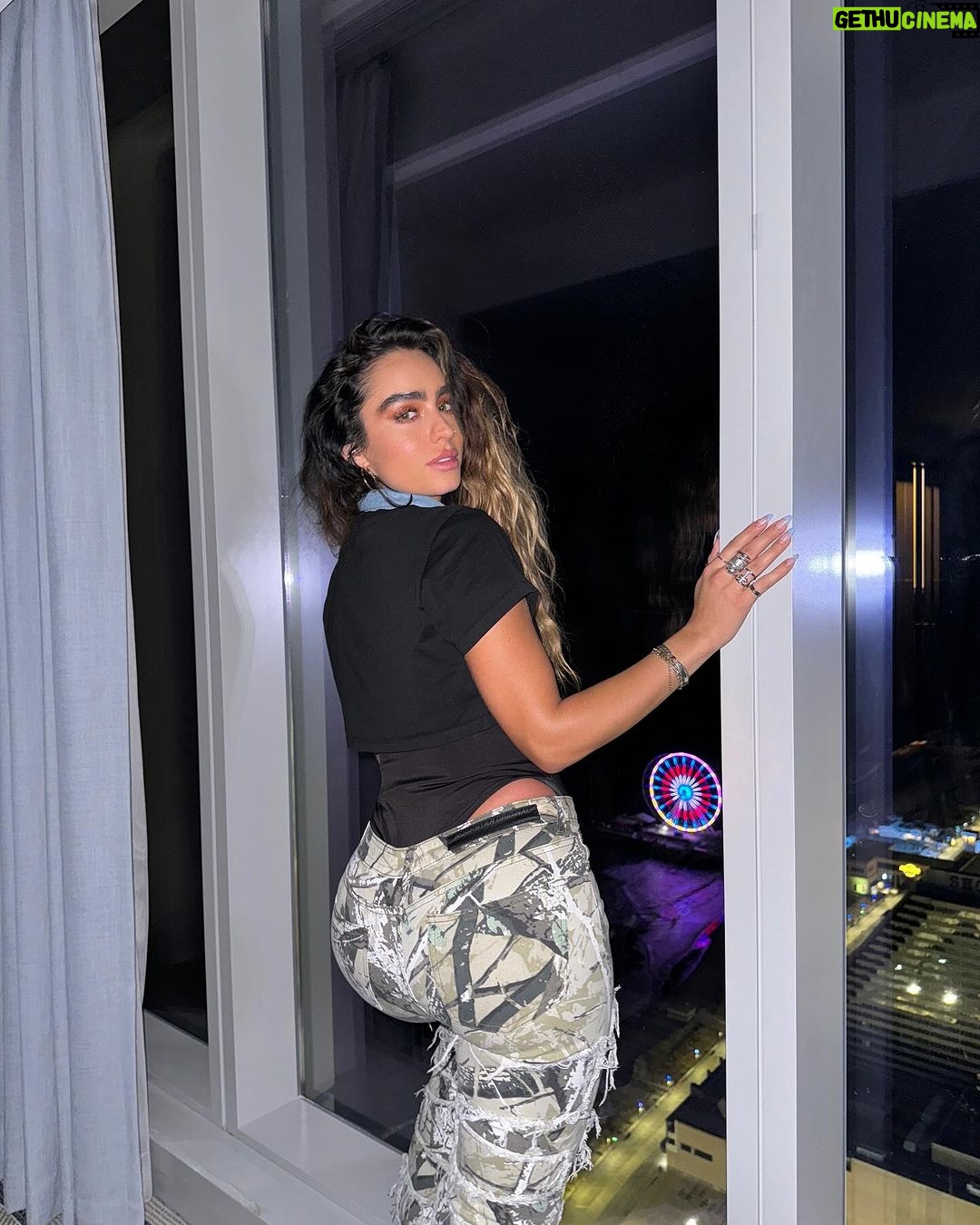 Sommer Ray Instagram - hotel room photoshoot Altantic City, New Jersey