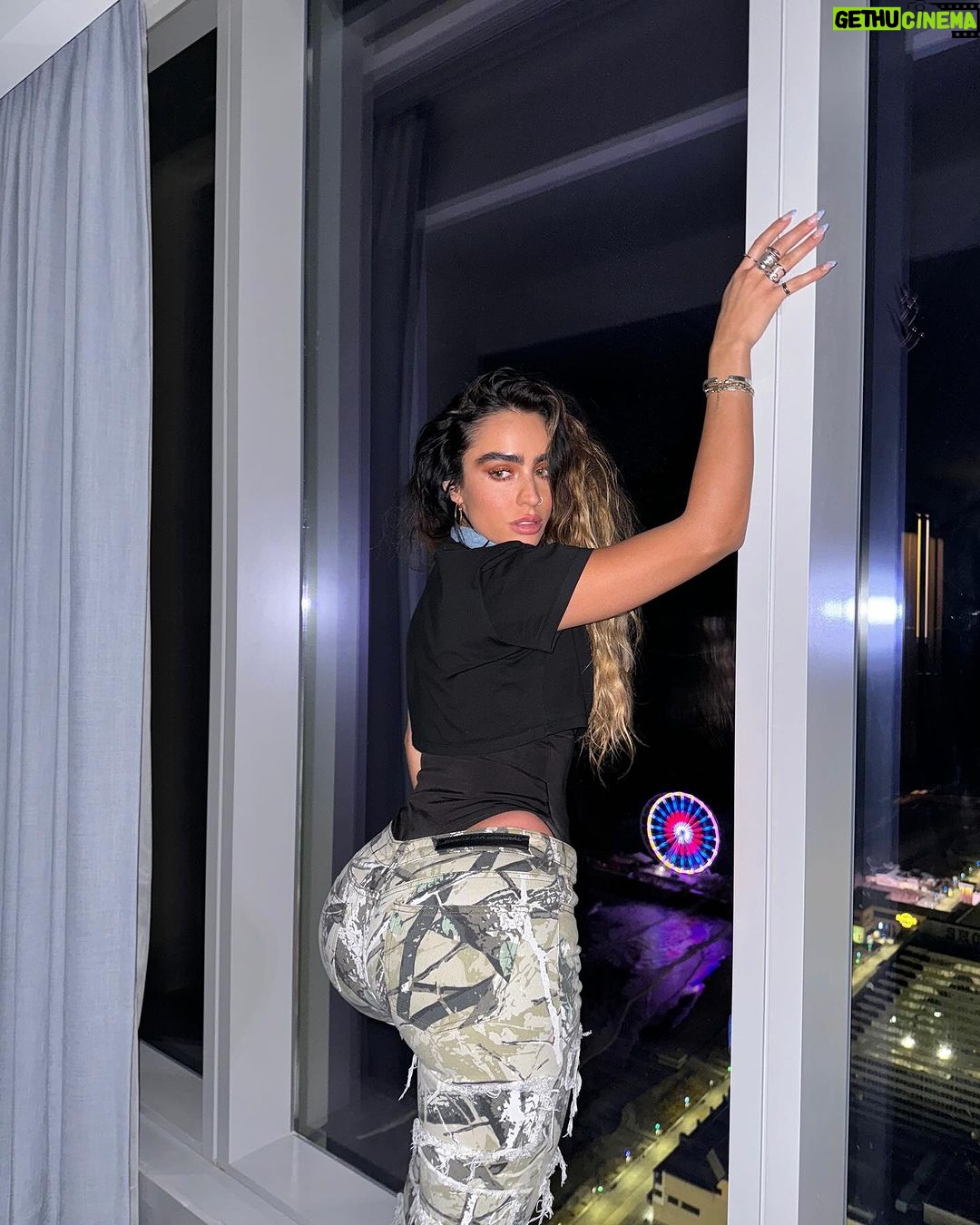 Sommer Ray Instagram - hotel room photoshoot Altantic City, New Jersey
