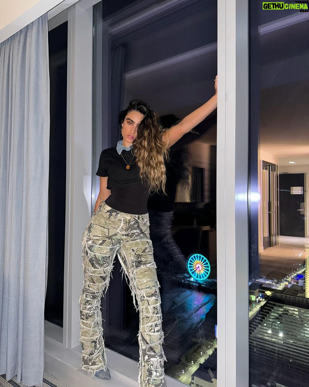 Sommer Ray Instagram - hotel room photoshoot Altantic City, New Jersey