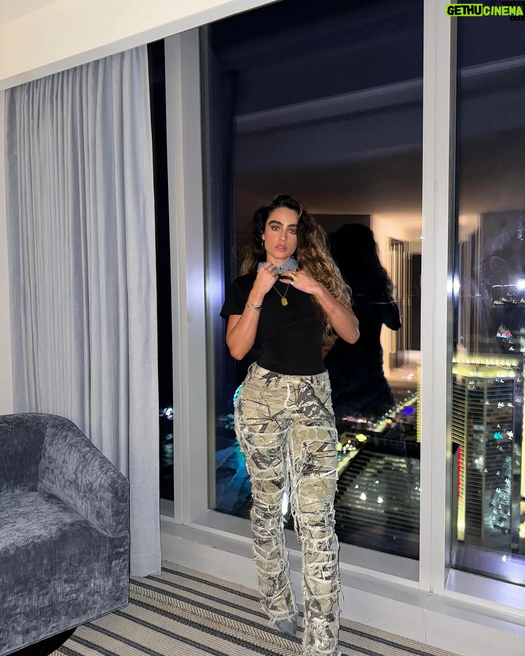 Sommer Ray Instagram - hotel room photoshoot Altantic City, New Jersey
